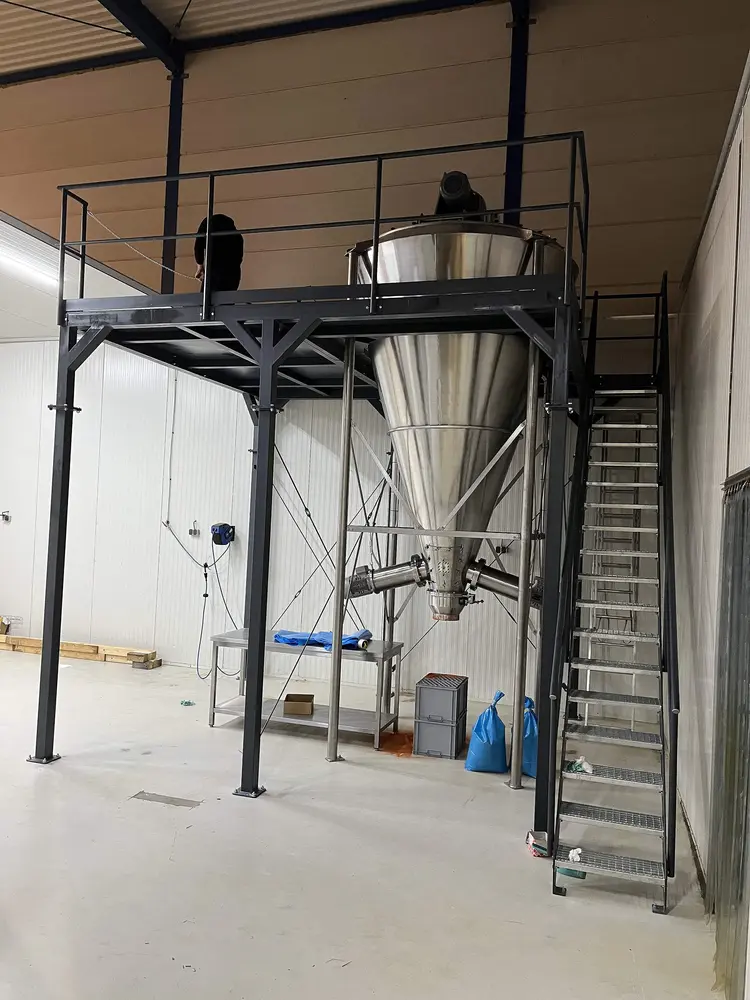 Vertikální míchací zařízení pro míchání koření